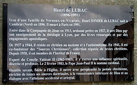 Plaque à la mémoire du Jésuite et Cardinal Henri de Lubac, dont la famille était de Vernoux-en-Vivarais